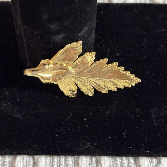 Leaf Pendant Gold Tone. 1 1/2” Length. Nature, Outdoors - Picture 2 of 3